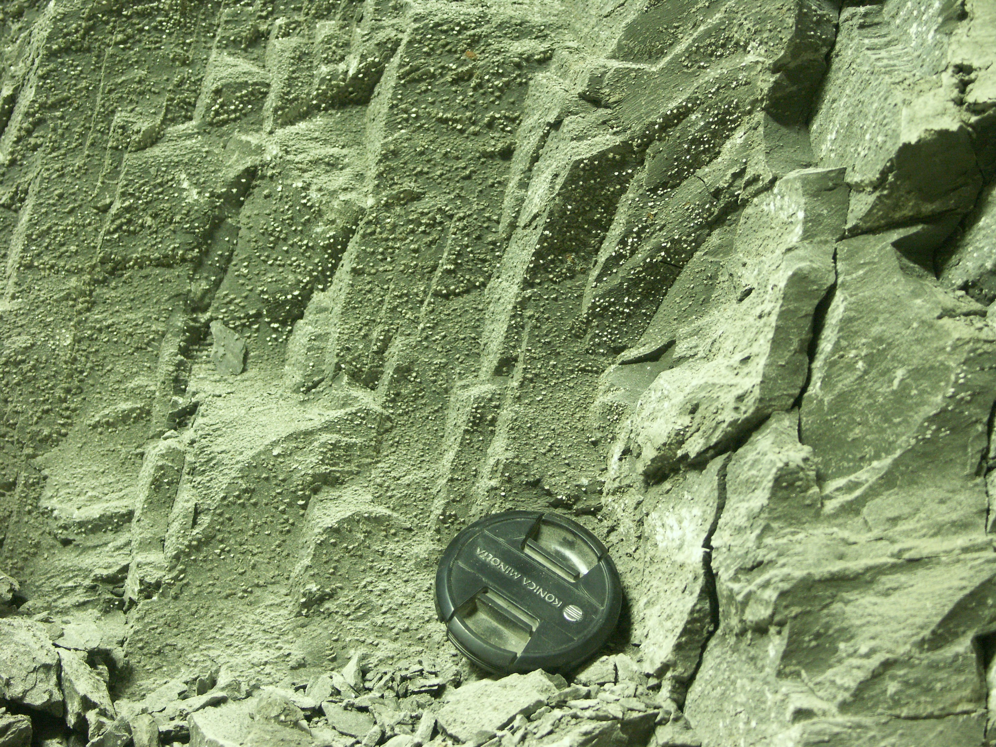 Exfoliation (pressure release) joints with fine gypsum crystals on the joint surface. Gypsum precipitates when pore-water evaporates on the rock surface.